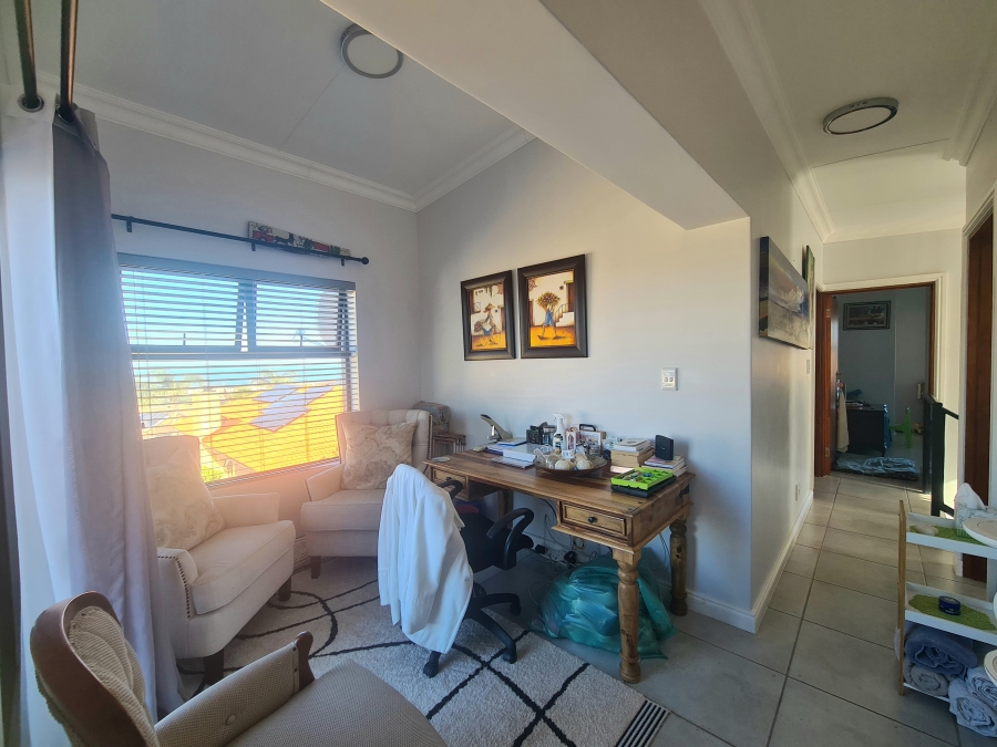 To Let 4 Bedroom Property for Rent in Hartenbos Heuwels Western Cape